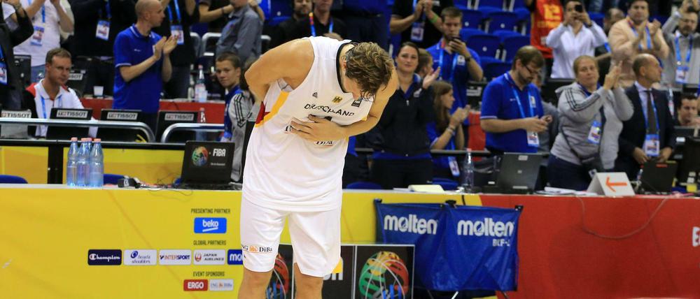 Alleinunterhalter. Dirk Nowitzki wurde nach seinem vielleicht letzten Länderspiel von den Berliner Zuschauern unter großem Jubel verabschiedet.