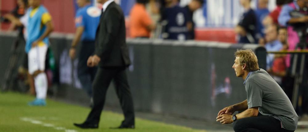 US-Coach Jürgen Klinsmann (rechts) schaut die Niederlage gegen Brasilien in entspannter Haltung.