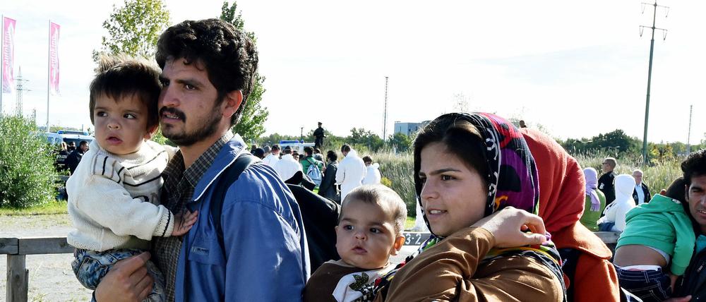 Ankunft in Brandenburg: Eine Familie aus Afghanistan in Schönefeld.