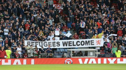 Auch auf dem Fußballplatz wird Solidarität geübt.