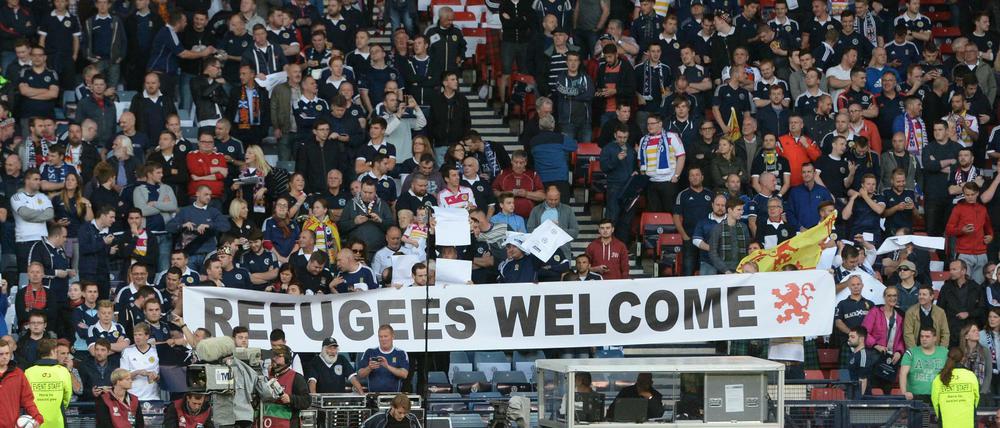 Auch auf dem Fußballplatz wird Solidarität geübt.