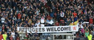 Auch auf dem Fußballplatz wird Solidarität geübt.