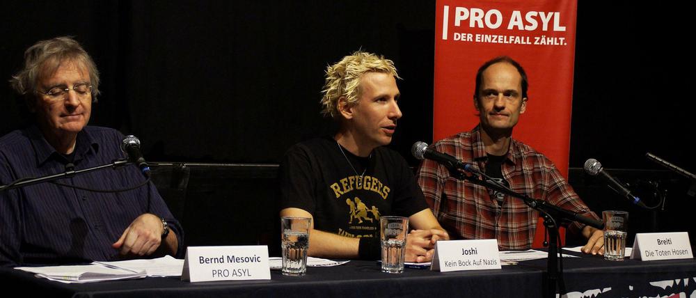 Drei die finden, es sei "Zeit zu Handeln": Bernd Mesovic von "Pro Asyl", Aktivist Joshi von "Kein Bock auf Nazis" und Michael Breitkopf, Gitarrist der Toten Hosen.