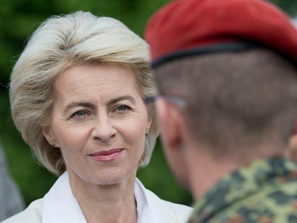 Bundesverteidigungsministerin Ursula von der Leyen (CDU) setzt auf weitere Bundeswehr-Soldaten, um die Flüchtlingskrise in Deutschland zu bewältigen.