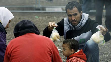 Eine Flüchtlingsfamilie im ungarischen Aufnahmelager Röszke