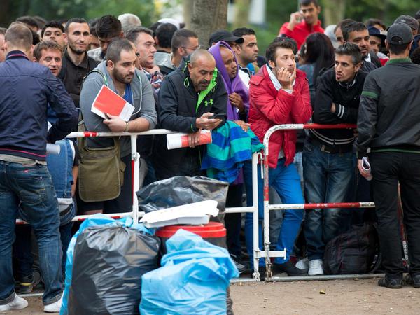 Flüchtlinge warten auf dem Gelände des Landesamtes für Gesundheit und Soziales in Berlin.