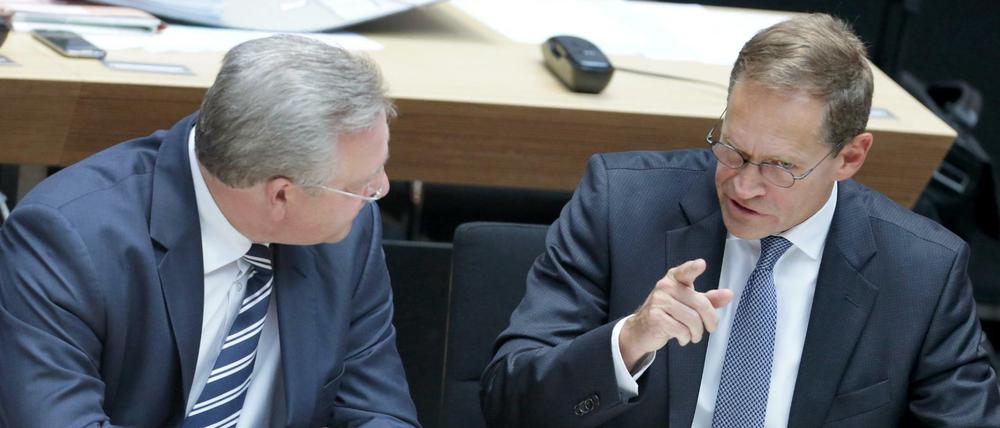 Innensenator Frank Henkel (CDU, l) und Berlins Regierender Bürgermeister Michael Müller (SPD) nehmen an einer Sitzung des Abgeordnetenhauses am 10.09.2015 in Berlin teil.