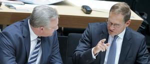 Innensenator Frank Henkel (CDU, l) und Berlins Regierender Bürgermeister Michael Müller (SPD) nehmen an einer Sitzung des Abgeordnetenhauses am 10.09.2015 in Berlin teil. 