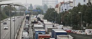 Ein kilometerlanger Stau hat sich am 11.09.2015 auf der Stadtautobahn A100 in Berlin durch einen verunglückten Lastwagen gebildet.
