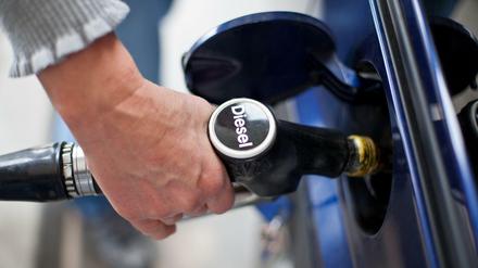 In diesem Jahr geben insbesondere Autofahrer deutlich weniger Geld für Energie aus als noch 2014.