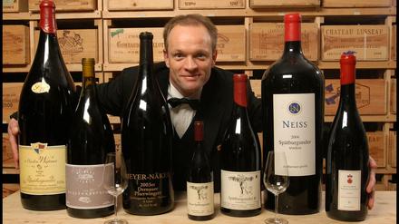 Palace Hotel Berlin. Gunnar Tietz, Sommelier mit Rotwein Magnumflaschen bis 18 Liter.