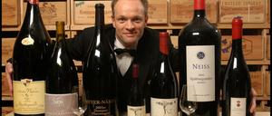 Palace Hotel Berlin. Gunnar Tietz, Sommelier mit Rotwein Magnumflaschen bis 18 Liter.