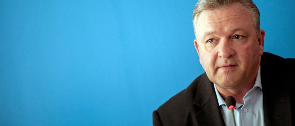 Berlins Innensenator Frank Henkel (CDU) bleibt locker.