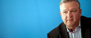 Berlins Innensenator Frank Henkel (CDU) bleibt locker.