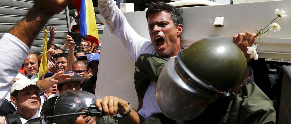 Der venezolanische Oppositionsführer Leopoldo López (Bildmitte) wurde am am 18. Februar 2014 verhaftet.