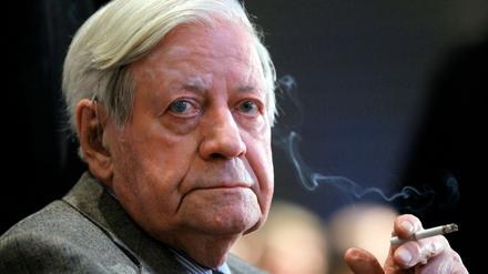 Hat seit zehn Tagen keine Kippe mehr geraucht: Alt-Bundeskanzler Helmut Schmidt (SPD). 