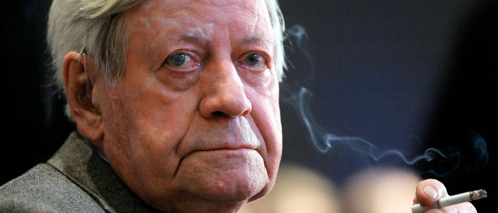 Hat seit zehn Tagen keine Kippe mehr geraucht: Alt-Bundeskanzler Helmut Schmidt (SPD). 