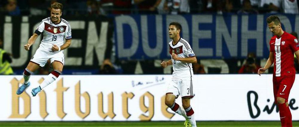 Ein Mann geht in die Luft. Mario Götze jubelt nach seinem 2:0 für die deutsche Mannschaft.