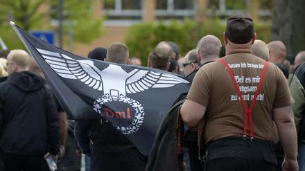 In Heidelberg arbeitete ein polizeibekannter Neonazi in einer Flüchtlingsunterkunft. Dieses Bild zeigt Teilnehmer eines Aufmarsches der rechtsextremen Gruppierung in Saalfeld.