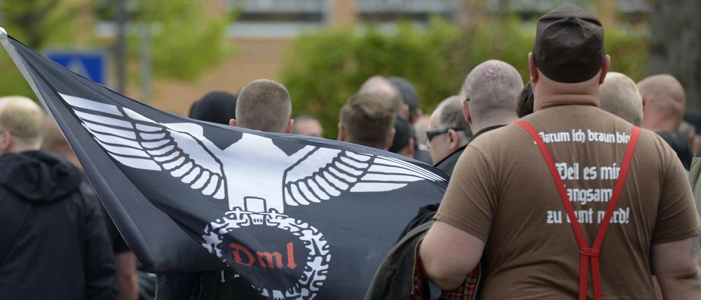 In Heidelberg arbeitete ein polizeibekannter Neonazi in einer Flüchtlingsunterkunft. Dieses Bild zeigt Teilnehmer eines Aufmarsches der rechtsextremen Gruppierung in Saalfeld.