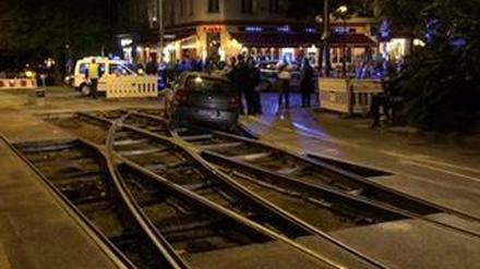 Ein Auto blockiert die Tram auf der Kastanienallee.