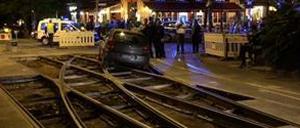 Ein Auto blockiert die Tram auf der Kastanienallee.