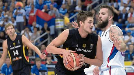 Tibor Pleiß setzt sich gegen Serbien durch.