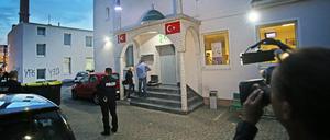 Eine Moschee ist Bielefeld (Nordrhein-Westfalen) von der Polizei abgesperrt. In Bielefeld haben mindestens 25 Vermummte eine türkische Moschee angegriffen und mehrere Autos beschädigt.