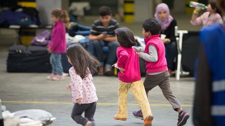 Kinder rennen im hessischen Neu-Isenburg während einer Presse-Besichtigung der neu eingerichteten Flüchtlingsunterkunft in der ehemaligen Druckerei einer Zeitung durch die Halle. 