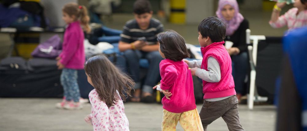 Kinder rennen im hessischen Neu-Isenburg während einer Presse-Besichtigung der neu eingerichteten Flüchtlingsunterkunft in der ehemaligen Druckerei einer Zeitung durch die Halle. 