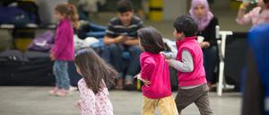 Kinder rennen im hessischen Neu-Isenburg während einer Presse-Besichtigung der neu eingerichteten Flüchtlingsunterkunft in der ehemaligen Druckerei einer Zeitung durch die Halle. 