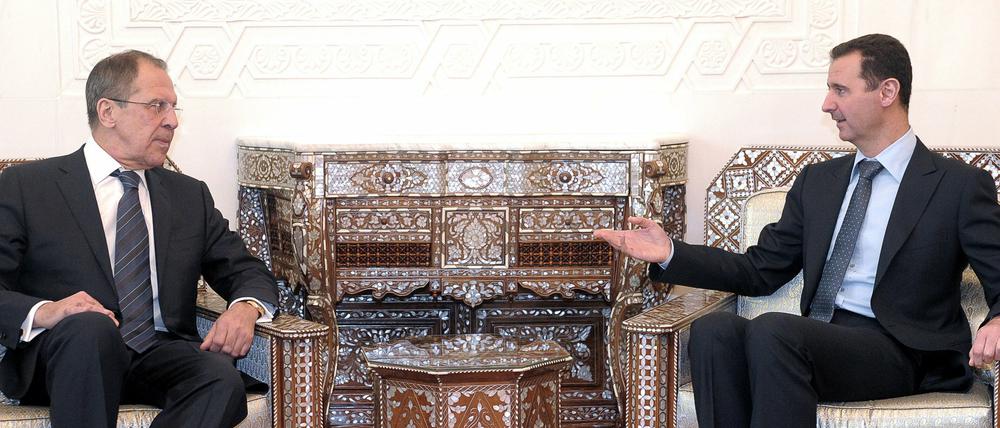 Russland - hier vertreten durch Außenminister Sergei Lawrow - ist seit langem ein Verbündeter des syrischen Präsidenten Baschar al Assad (rechts).