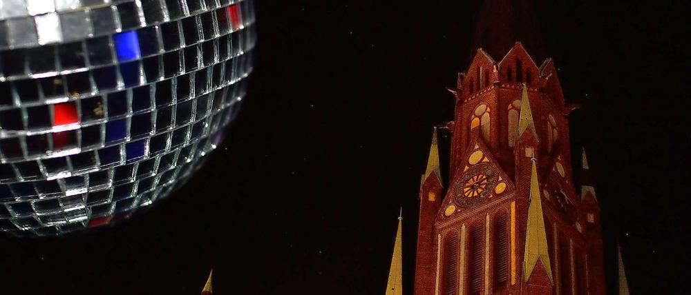 Party und Kirche - passt das zusammen? "Religion of Bass" wagt den Versuch.