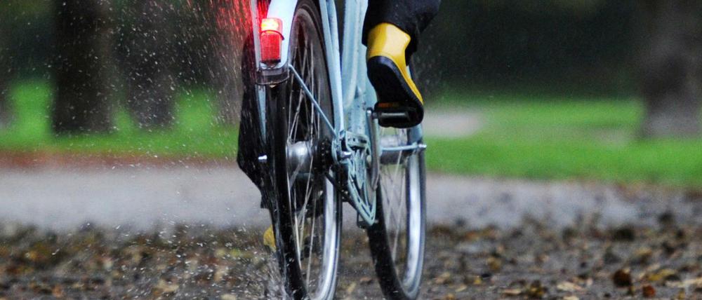 Mit Regenschutz und Beleuchtung durch die nasskalte Jahreszeit: Radler sollten ihren Drahtesel rechtzeitig fit für den Herbst machen. 