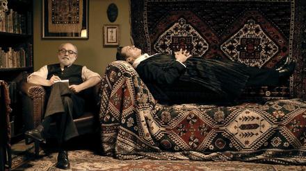 Siegmund Freud (Karl Fischer) und sein adeliger Vampir-Patient (Tobias Moretti).