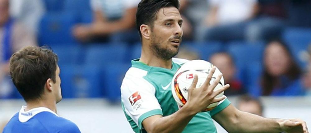 Alles im Griff. Claudio Pizarro brachte Schwung ins Spiel der Bremer.
