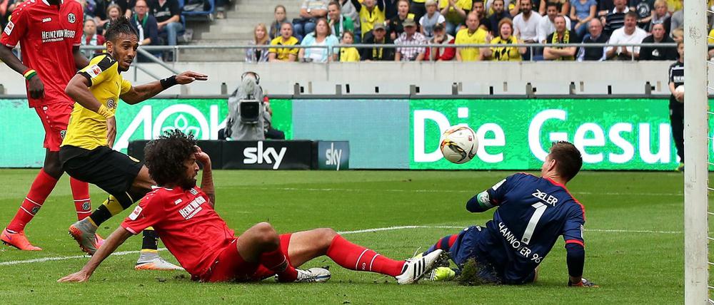 Am Boden: 96-Verteidiger Felipe grätscht den Ball am eigenen Torhüter vorbei ins eigene Netz.