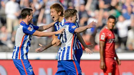 Erstes Saisontor: Der Japaner Genki Haraguchi bejubelt seinen Treffer zur 1:0-Führung.