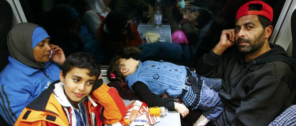 Diese Flüchtlingsfamilie sitzt in einem Zug vom ungarischen Hegyeshalom nach Wien. Zurzeit sind erneut 2000 Flüchtlinge auf dem Weg nach Österreich.