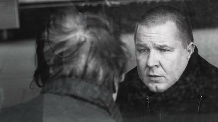 Bernadette Hatlapa (1953-2015): Die Frau im Vordergrund. Der ihr Zugewandte ist Ralf Sponholz, Einzelfallhelfer von der Berliner Stadtmission.