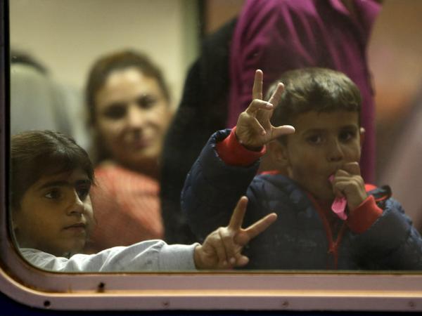 Flüchtlingskinder auf dem Weg nach Österreich und Deutschland auf dem Budapester Ostbahnhof.