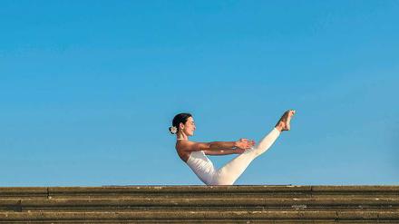 Wellness ohne Anstrengung bringt keinen straffen Bauch. Die Bootstellung beim Hatha Yoga schon. 