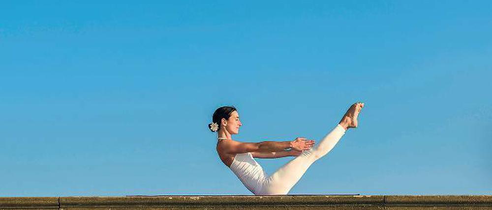 Wellness ohne Anstrengung bringt keinen straffen Bauch. Die Bootstellung beim Hatha Yoga schon. 