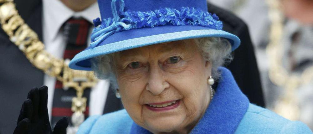 Queen Elizabeth II vor dem Einstieg in einen historischen Zug in Schottland am Mittwoch.