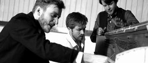 Brandt Brauer Frick bearbeiten ein Klavier.