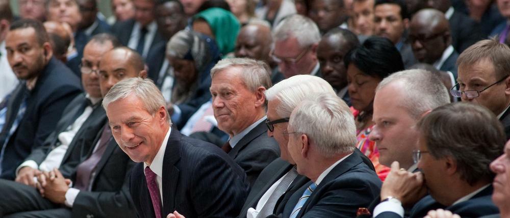 Der Co-Chef der Deutschen Bank, Jürgen Fitschen während des German-African Business Summit. Neben ihm sitzen der frühere Bundespräsident Horst Köhler, Außenminister Frank-Walter Steinmeier und der Vorsitzende der Subsahara-Afrika-Initiative (SAFRI) Heinz-Walter Große.