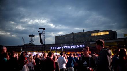 Besucher des Lollapalooza Festivals gehen am 13.09.2015 über das Gelände des ehemaligen Flughafen Tempelhof in Berlin. 