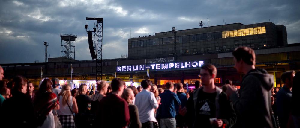 Besucher des Lollapalooza Festivals gehen am 13.09.2015 über das Gelände des ehemaligen Flughafen Tempelhof in Berlin. 