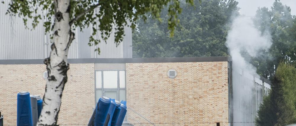 Rauch steigt aus einem Gebäude auf dem Betriebsgelände von Siemens. Im Keller des Gebäudes waren mit Öl betriebene Kondensatoren in Brand geraten.