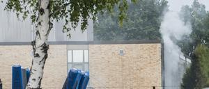 Rauch steigt aus einem Gebäude auf dem Betriebsgelände von Siemens. Im Keller des Gebäudes waren mit Öl betriebene Kondensatoren in Brand geraten.